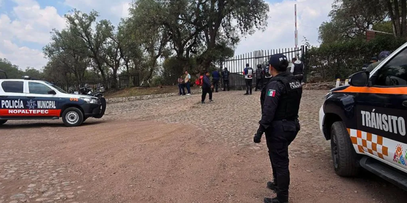 Полиция у входа в археологическую зону пирамид Теотиуакана