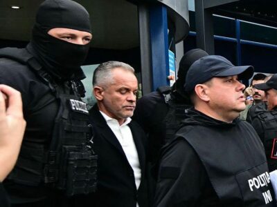 Плахотнюк в окружении мужчин в форме.