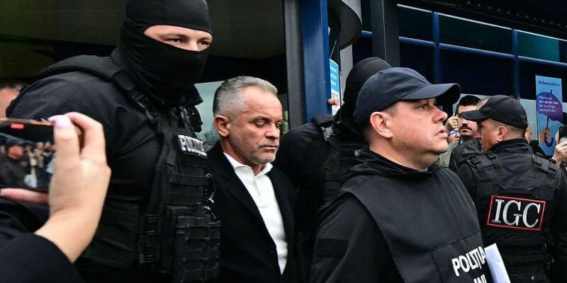 Плахотнюк в окружении мужчин в форме.