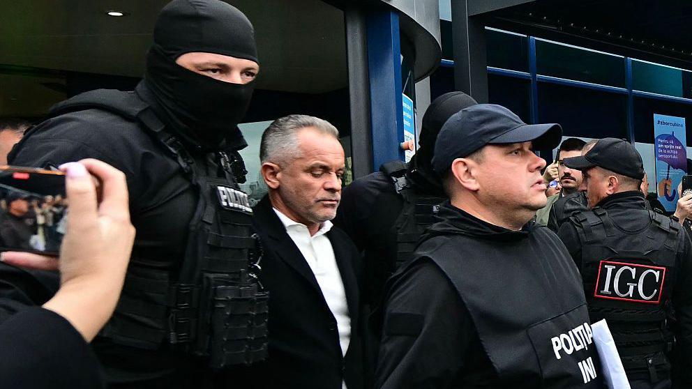 Плахотнюк в окружении мужчин в форме.