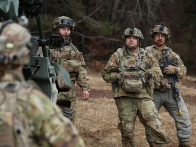 Солдат взвода LUAS (системы смертоносных беспилотных летательных аппаратов) 3-й бригады 10-й горнострелковой дивизии Армии США принимает участие в военных учениях «Combined Resolve 25-1» на полигоне Хоэнфельс в Баварии 3 февраля 2025 года недалеко от города Хоэнфельс, Германия.