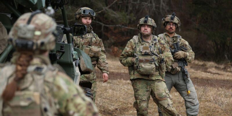 Солдат взвода LUAS (системы смертоносных беспилотных летательных аппаратов) 3-й бригады 10-й горнострелковой дивизии Армии США принимает участие в военных учениях «Combined Resolve 25-1» на полигоне Хоэнфельс в Баварии 3 февраля 2025 года недалеко от города Хоэнфельс, Германия.