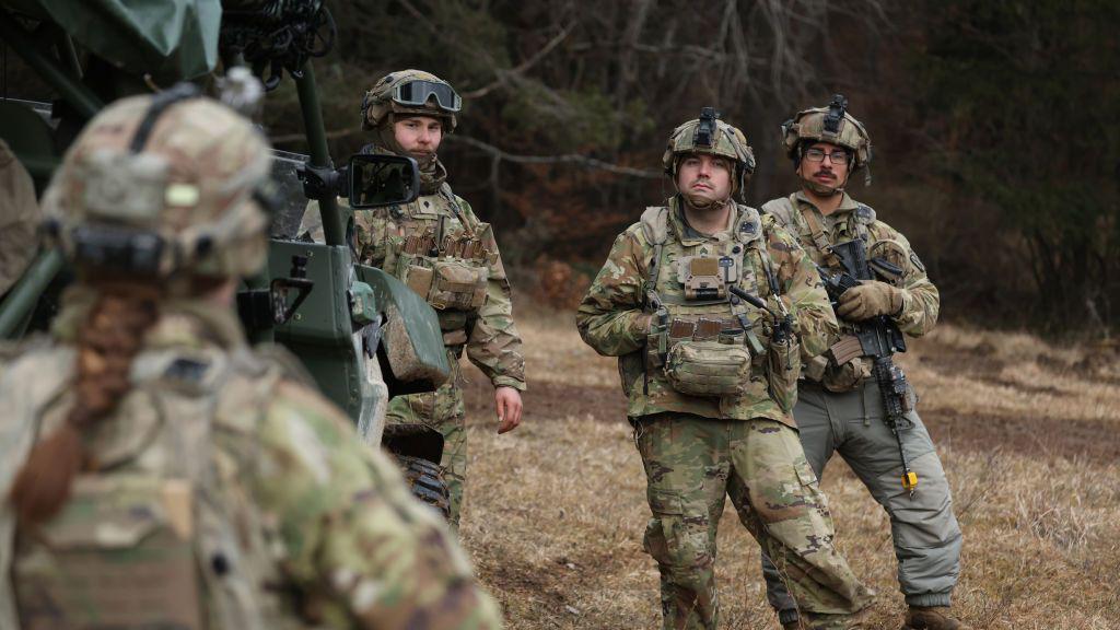 Солдат взвода LUAS (системы смертоносных беспилотных летательных аппаратов) 3-й бригады 10-й горнострелковой дивизии Армии США принимает участие в военных учениях «Combined Resolve 25-1» на полигоне Хоэнфельс в Баварии 3 февраля 2025 года недалеко от города Хоэнфельс, Германия.