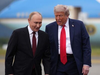 Президент Дональд Трамп прогуливается с президентом России Владимиром Путиным после прибытия на базу Элмендорф-Ричардсон 15 августа 2025 года в Анкоридже, Аляска