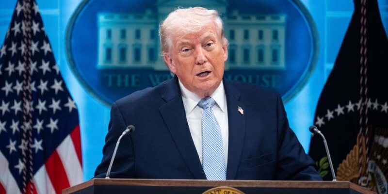 Трамп грозит 50% пошлинами за поставки оружия Ирану 1 76708196 403.jpg Deutsche Welle Дональд Трамп, пошлины Трампа, санкции Трампа