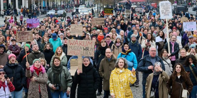 В Берлине прошла акция против цифрового сексуализированного насилия 1 76755537 403.jpg Deutsche Welle акция протеста в Берлине