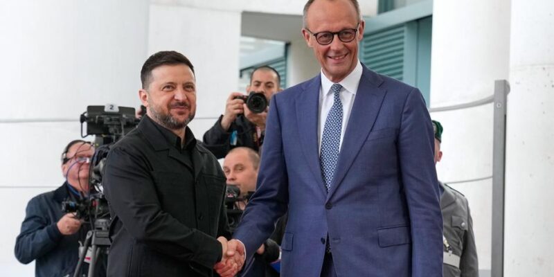 Мерц: Будем тесно работать с Киевом для возвращения беженцев 1 76773576 403.jpg Deutsche Welle Мерц-Зеленский