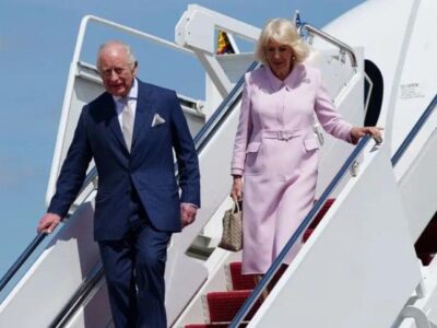 Карл III и Камилла спускаются по трапу самолета