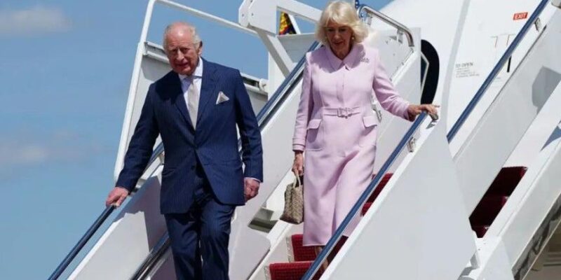Карл III и Камилла спускаются по трапу самолета