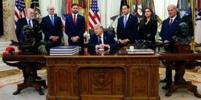 Дональд Трамп за столом в Белом доме в окружении участников встречи между делегациями Израиля и Ливана