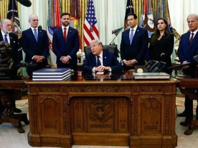 Дональд Трамп за столом в Белом доме в окружении участников встречи между делегациями Израиля и Ливана