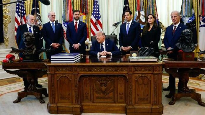 Дональд Трамп за столом в Белом доме в окружении участников встречи между делегациями Израиля и Ливана