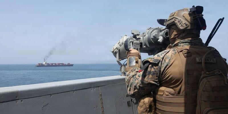 Флот США осуществляет блокаду Ормузского пролива