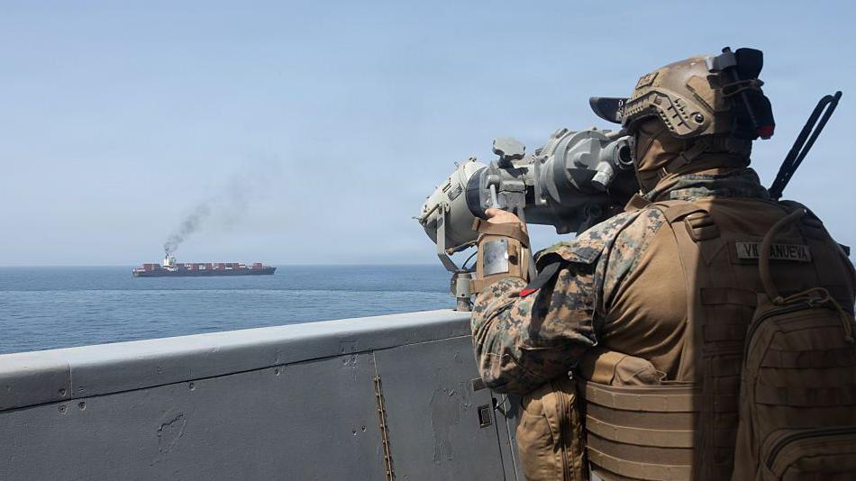 Флот США осуществляет блокаду Ормузского пролива