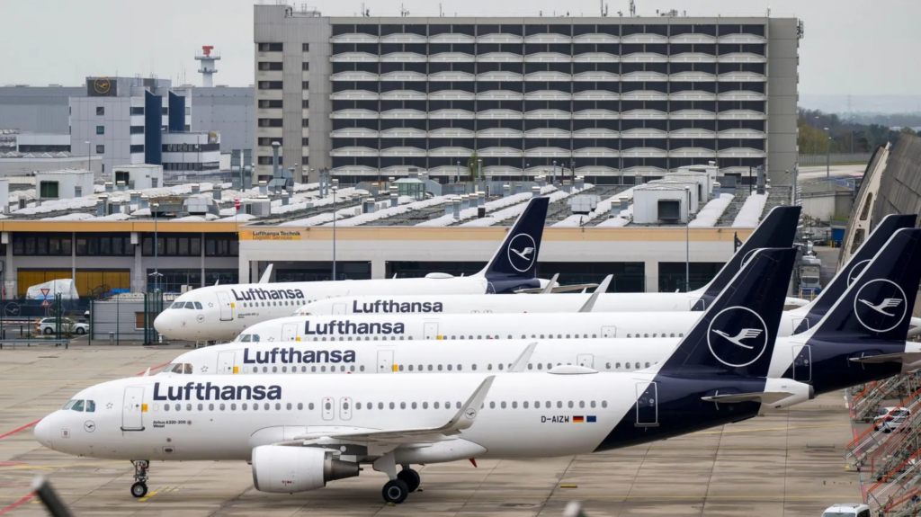 Самолеты Lufthansa стоят на летном поле