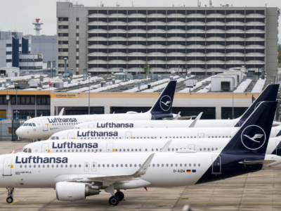 Самолеты Lufthansa стоят на летном поле