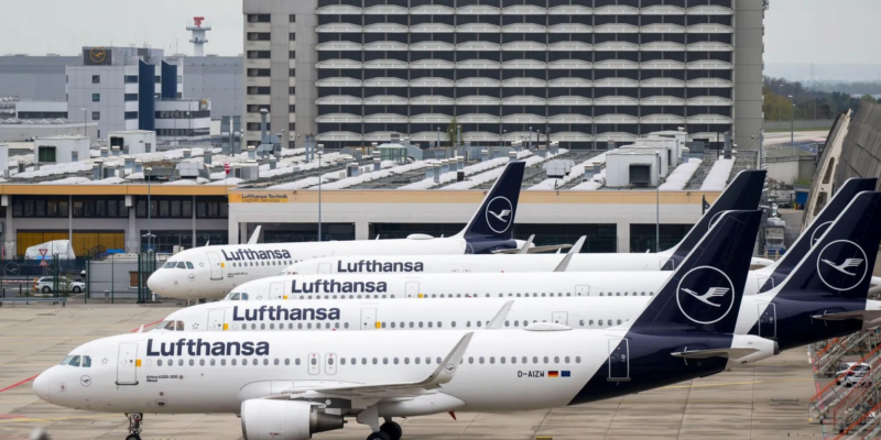 Самолеты Lufthansa стоят на летном поле