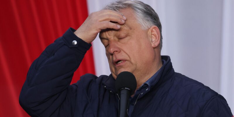 Виктор Орбан на митинге своих сторонников, приложил руку ко лбу