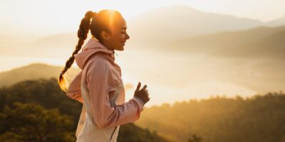 Девушка на утренней пробежке