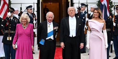(Слева направо) Королева Камилла, король Карл III, президент США Дональд Трамп и первая леди Мелания Трамп позируют на улице во время официального государственного ужина, устроенного президентом и первой леди в Белом доме во второй день государственного визита короля Карла III и королевы Камиллы в Соединенные Штаты Америки, 28 апреля 2026 года в Вашингтоне, округ Колумбия.