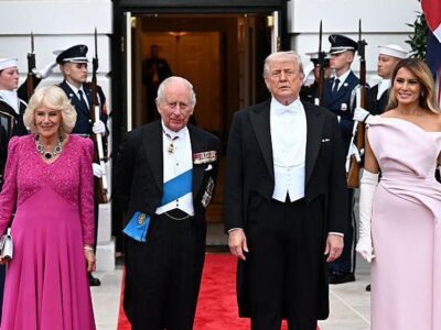 (Слева направо) Королева Камилла, король Карл III, президент США Дональд Трамп и первая леди Мелания Трамп позируют на улице во время официального государственного ужина, устроенного президентом и первой леди в Белом доме во второй день государственного визита короля Карла III и королевы Камиллы в Соединенные Штаты Америки, 28 апреля 2026 года в Вашингтоне, округ Колумбия.