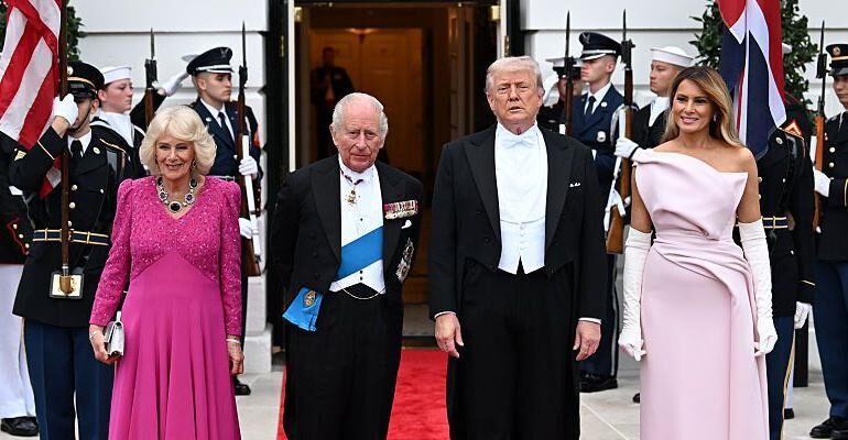 (Слева направо) Королева Камилла, король Карл III, президент США Дональд Трамп и первая леди Мелания Трамп позируют на улице во время официального государственного ужина, устроенного президентом и первой леди в Белом доме во второй день государственного визита короля Карла III и королевы Камиллы в Соединенные Штаты Америки, 28 апреля 2026 года в Вашингтоне, округ Колумбия.