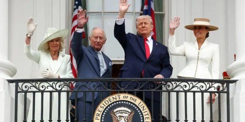 Король Карл III и королева Камилла стоят рядом с президентом США Дональдом Трампом и его супругой, первой леди Меланией Трамп на церемонии приветствия на Южной лужайке Белого дома в Вашингтоне, округ Колумбия, во второй день государственного визита в США. 28 апреля 2026 года.