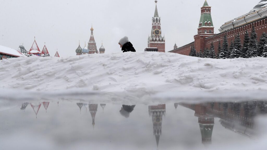Женщина в сугробах на Красной площади