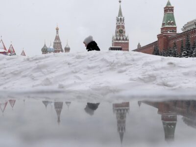 Женщина в сугробах на Красной площади