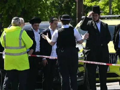 Полиция и представители еврейской общины рядом с местом происшествия в Голдерс-Грин