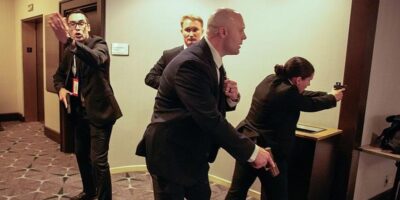 Сотрудники правоохранительных органов с оружием в руках после сообщения о стрельбе во время ужина Ассоциации корреспондентов Белого дома