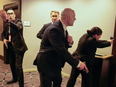 Сотрудники правоохранительных органов с оружием в руках после сообщения о стрельбе во время ужина Ассоциации корреспондентов Белого дома