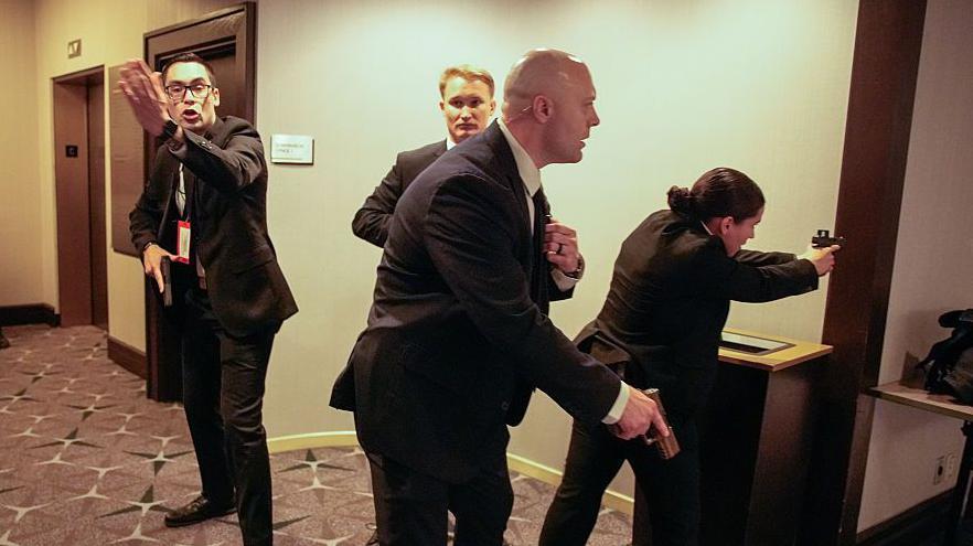 Сотрудники правоохранительных органов с оружием в руках после сообщения о стрельбе во время ужина Ассоциации корреспондентов Белого дома