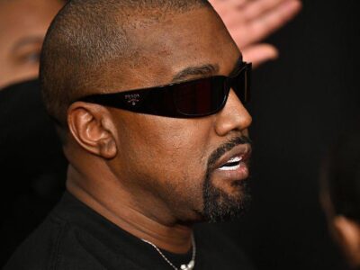 Канье Уэст в профиль, в темных очках, с цепочкой на шее