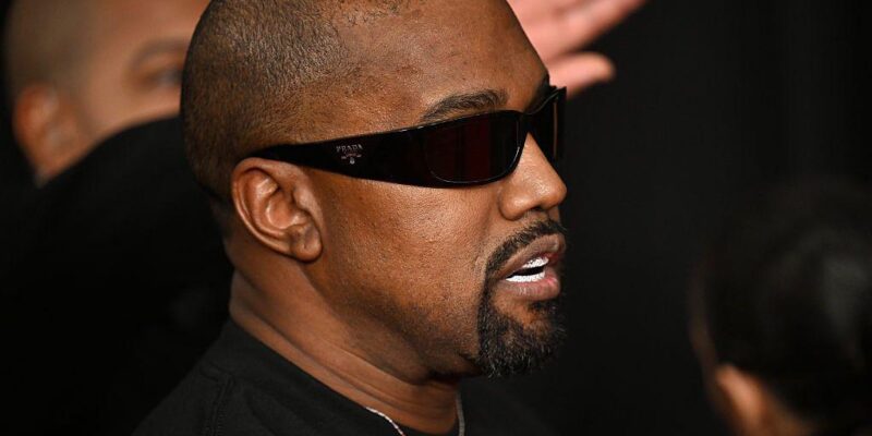 Канье Уэст в профиль, в темных очках, с цепочкой на шее