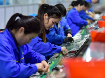 Китайские рабочие - все женщины - в синей спецодежде собирают электронику