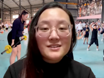 Т. Л. Хуан смотрит в камеру на портретном снимке. За её спиной — отредактированные фотографии из лагеря, в котором она побывала: на них десятки участников поднимают тяжести и занимаются аэробикой в огромном зале.