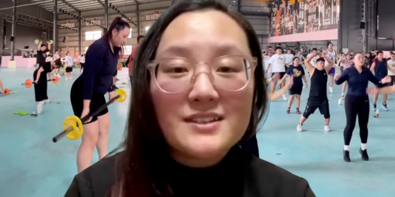 Т. Л. Хуан смотрит в камеру на портретном снимке. За её спиной — отредактированные фотографии из лагеря, в котором она побывала: на них десятки участников поднимают тяжести и занимаются аэробикой в огромном зале.