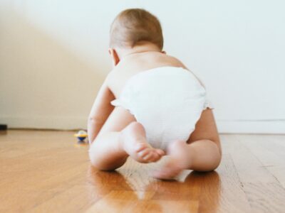 Ребенок ползает по деревянному полу