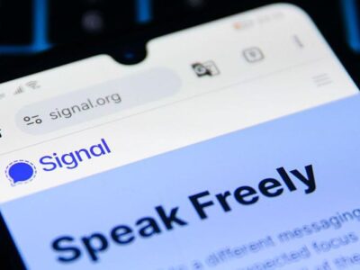 экран телефона с открытым мессенджером Сигнал и надписью на английском "Говори свободно"