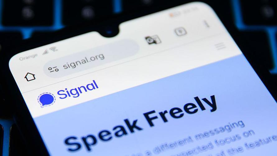 экран телефона с открытым мессенджером Сигнал и надписью на английском "Говори свободно"