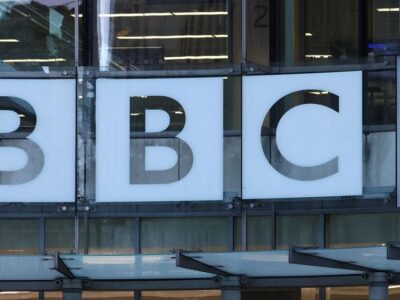 Би-би-си сократит около 10% сотрудников, чтобы сэкономить 500 млн фунтов 2 ee5bcf20 38e0 11f1 873f c76196ac5460.jpg BBC News Русская служба би-би-си