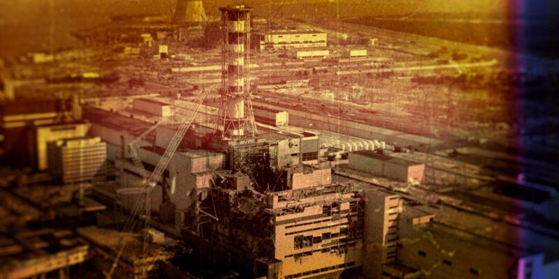 Чернобыльская АЭС с разрушенным четвертым реактором