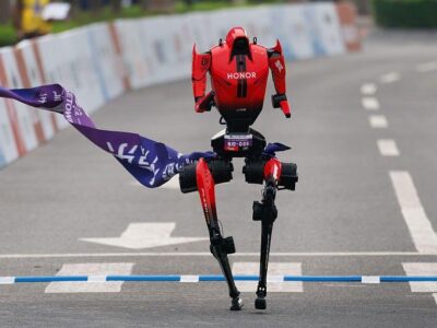 Гуманоидный робот команды Honor пересекает финишную черту во время полумарафона гуманоидных роботов E-Town в Пекине 19 апреля 2026 года