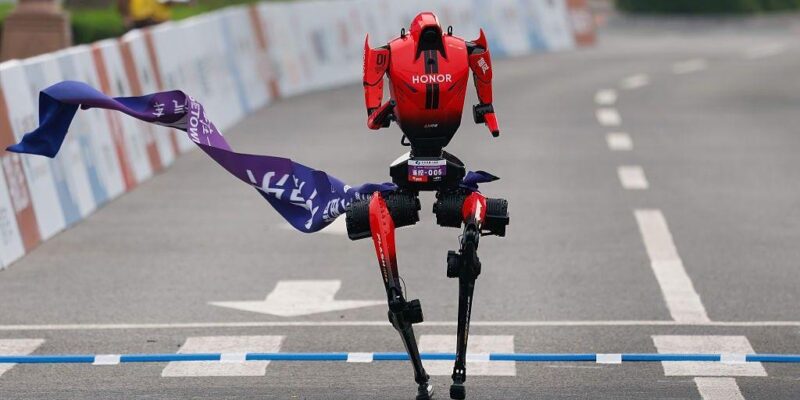 Гуманоидный робот команды Honor пересекает финишную черту во время полумарафона гуманоидных роботов E-Town в Пекине 19 апреля 2026 года