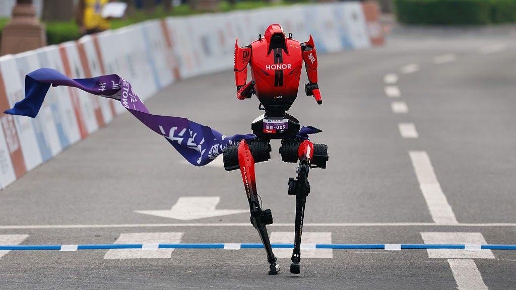 Гуманоидный робот команды Honor пересекает финишную черту во время полумарафона гуманоидных роботов E-Town в Пекине 19 апреля 2026 года