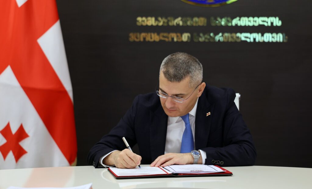 mdinaradze podpisivaet новости Вахтанг Бачиашвили, глава сгб грузии, госминистр по вопросам координации правоохранительных органов Грузии, Мамука Мдинарадзе, парламентский секретарь правительства, экс-глава СГБ Грузии