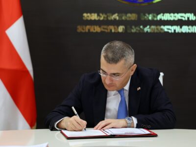 mdinaradze podpisivaet новости Вахтанг Бачиашвили, глава сгб грузии, госминистр по вопросам координации правоохранительных органов Грузии, Мамука Мдинарадзе, парламентский секретарь правительства, экс-глава СГБ Грузии