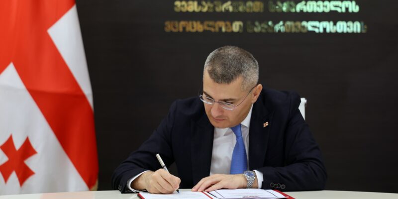 mdinaradze podpisivaet новости Вахтанг Бачиашвили, глава сгб грузии, госминистр по вопросам координации правоохранительных органов Грузии, Мамука Мдинарадзе, парламентский секретарь правительства, экс-глава СГБ Грузии