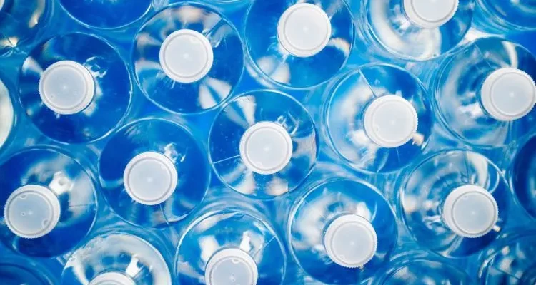 С 1 июля в кафе и ресторанах нельзя будет подавать напитки в пластиковых бутылках 1 plastik новости пластик в Грузии, пластиковые бутылки